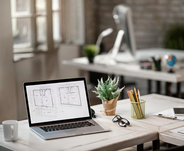 Espacio de trabajo con notebook y planificación de proyecto