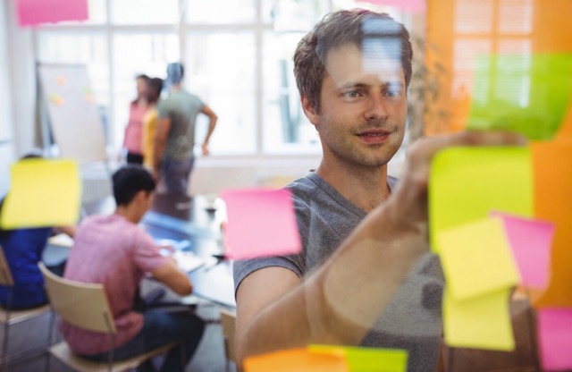 Equipo de TecnoHub trabajando en una sesión de planificación